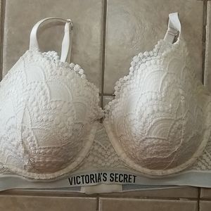 Victoria's Secret T-shirt demi bra